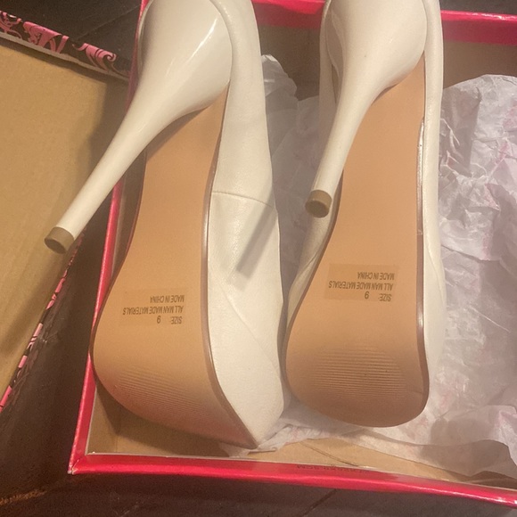 Qupid - cream/ivory platform heels Brand New never worn. - Picture 6 of 8